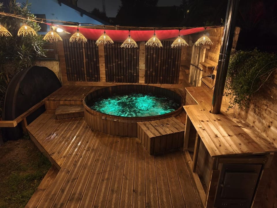 Hot Tub, Swimming pool