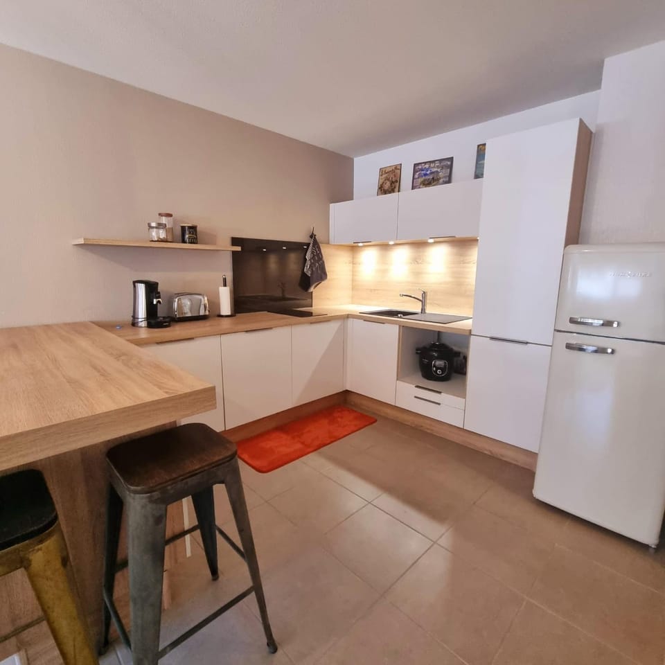 Kitchen or kitchenette, Dining area, stove