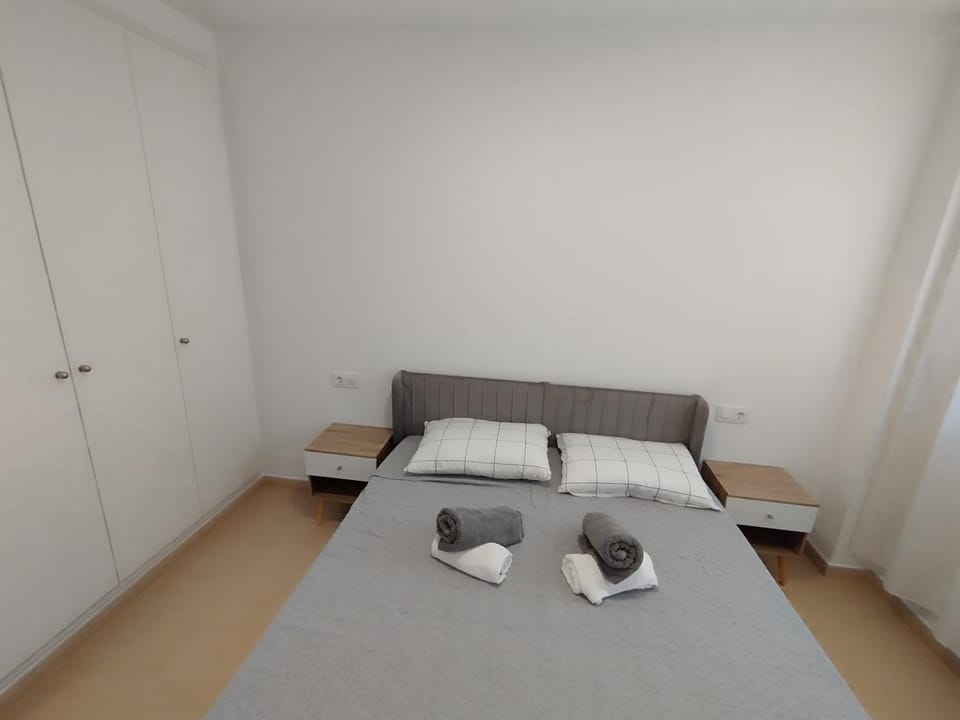Bedroom, towels, wardrobe