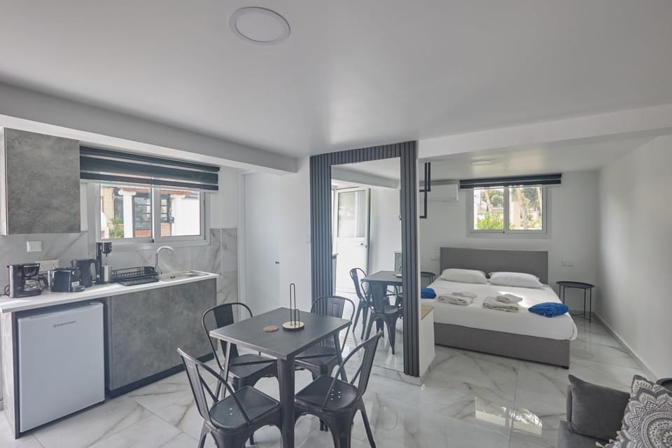 Bed, Seating area, Dining area, stove