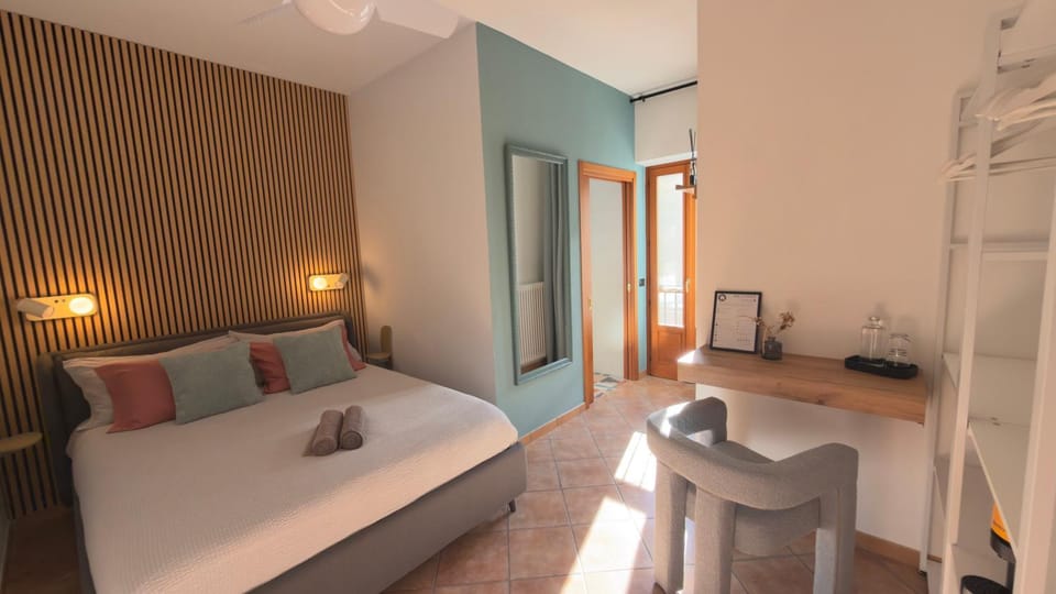 Coffee/tea facilities, Bedroom, furniture, towels