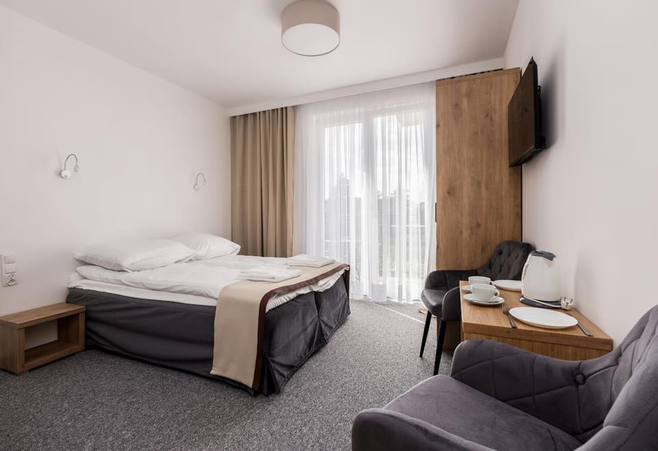 Bed, Photo of the whole room, wardrobe