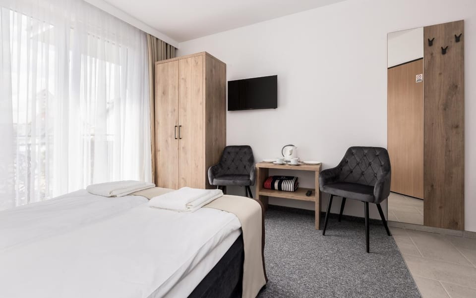 Bed, Photo of the whole room, wardrobe