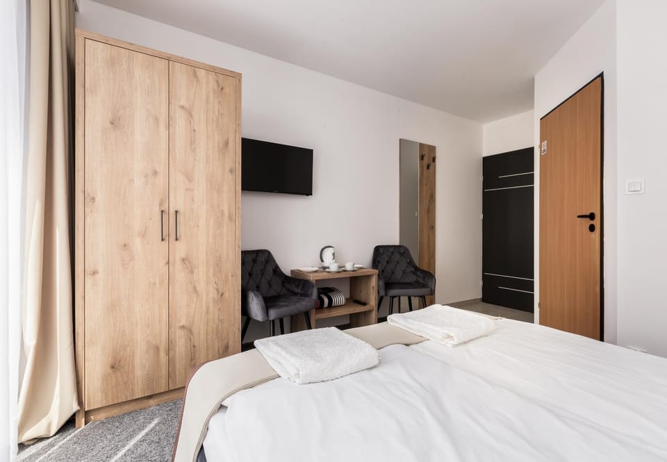 Bed, Photo of the whole room, wardrobe