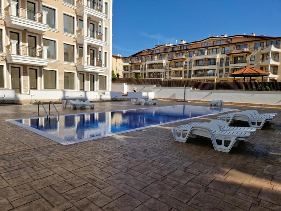 Pool view, Swimming pool, sunbed