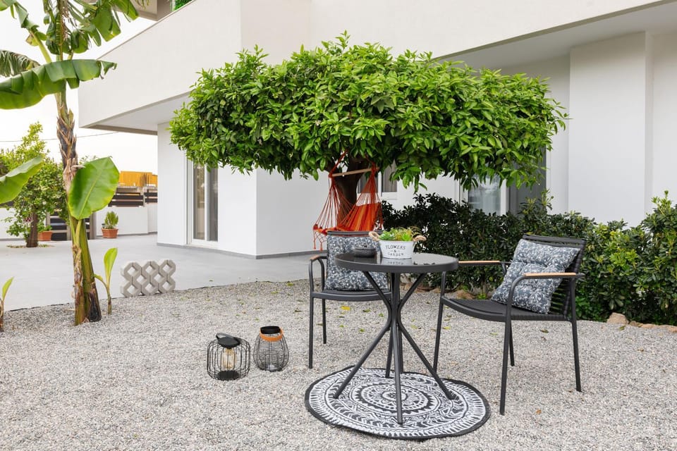 Patio, Day, Garden, Dining area