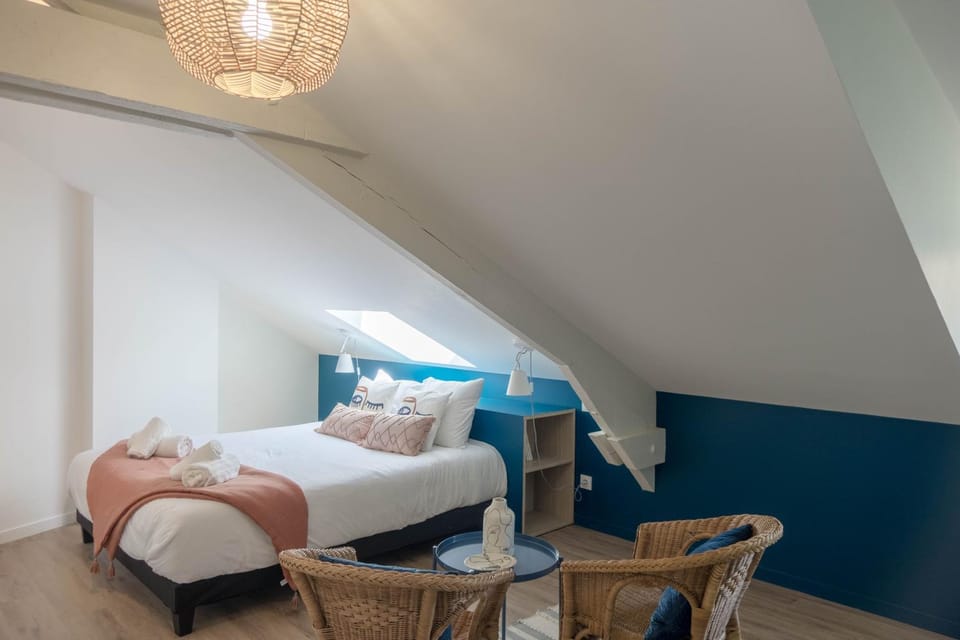 Photo of the whole room, Bedroom