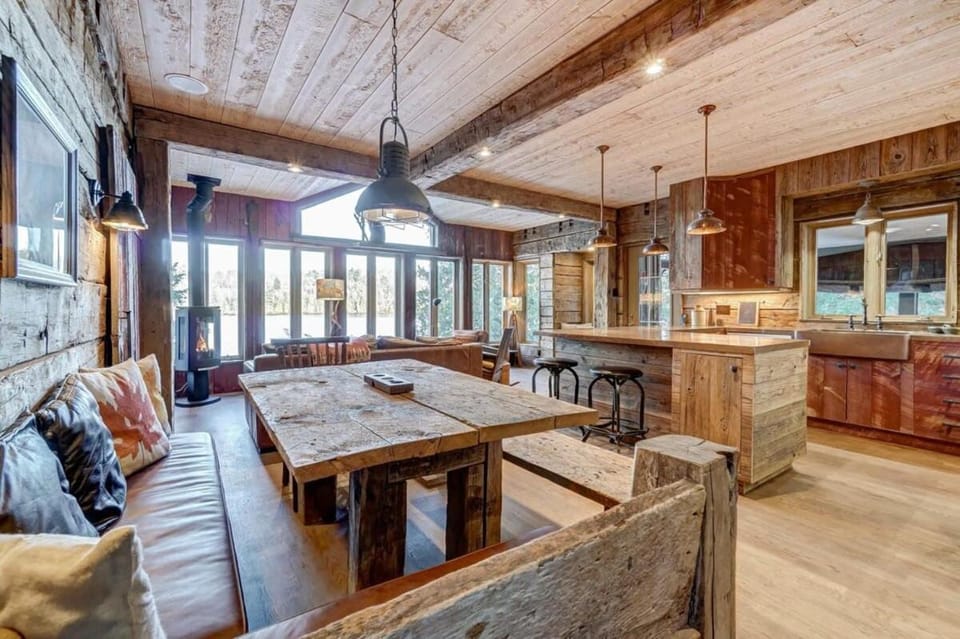 Meech Lake Lodge - Family Getaway House in Gatineau