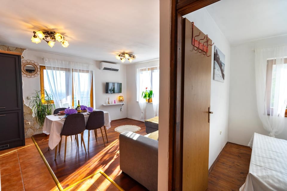 Bed, TV and multimedia, Seating area, Dining area, Bedroom, air conditioner