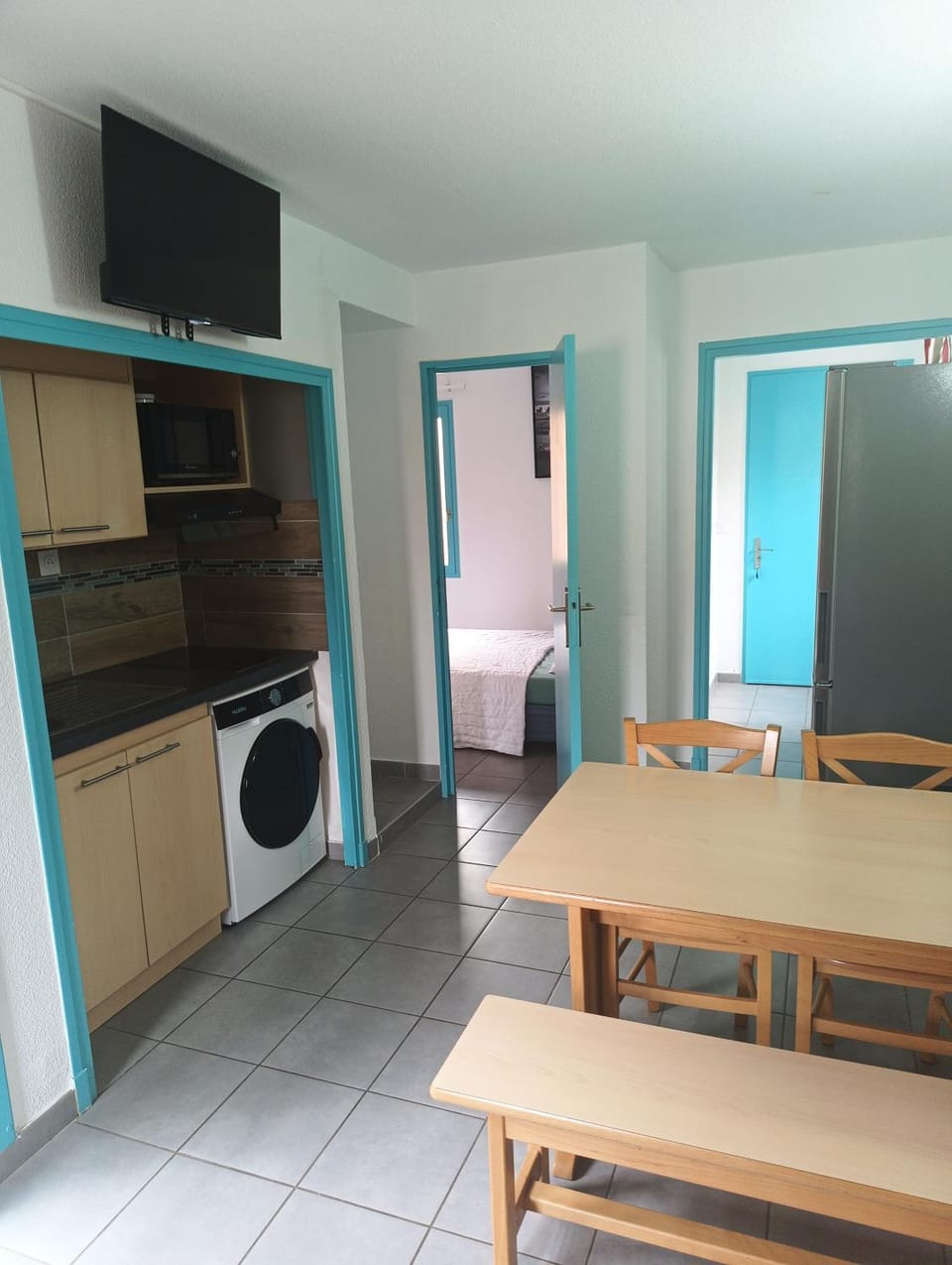 TV and multimedia, Kitchen or kitchenette, Living room, Seating area, Dining area, microwave, stove, washing machine