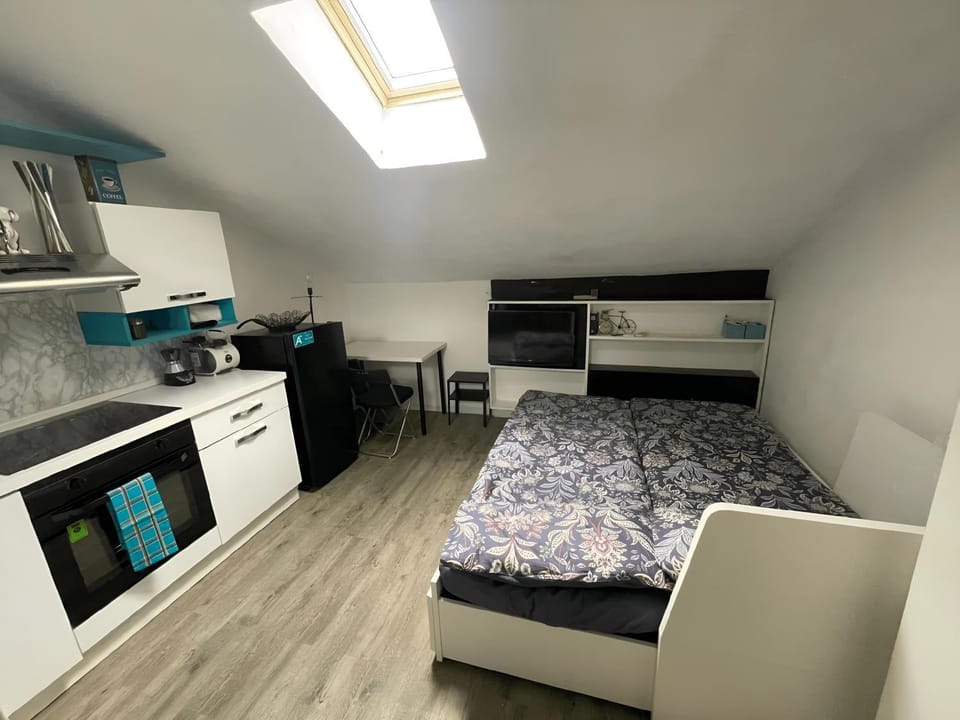 Bed, Living room