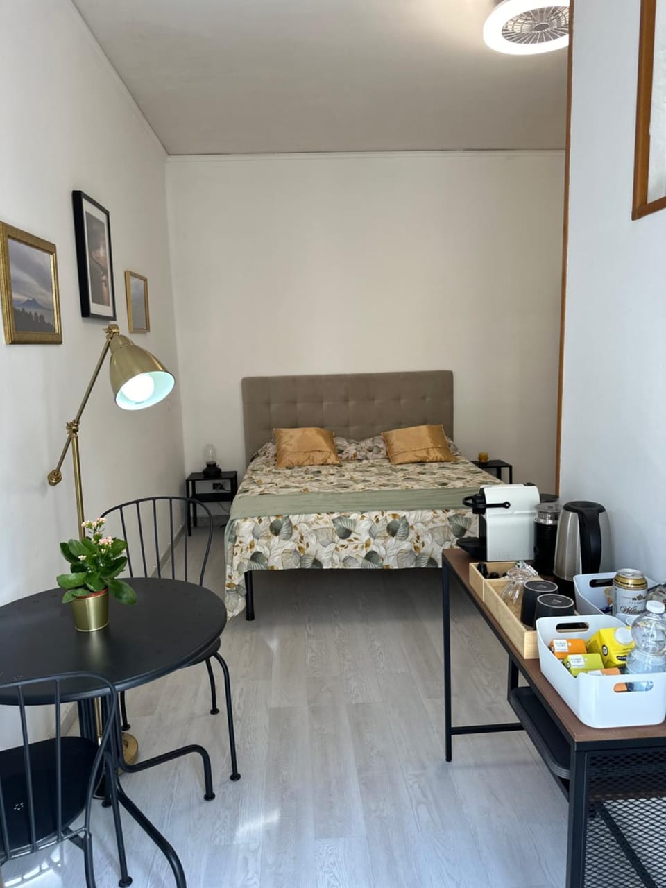 Bed, Food and drinks, Photo of the whole room, Food