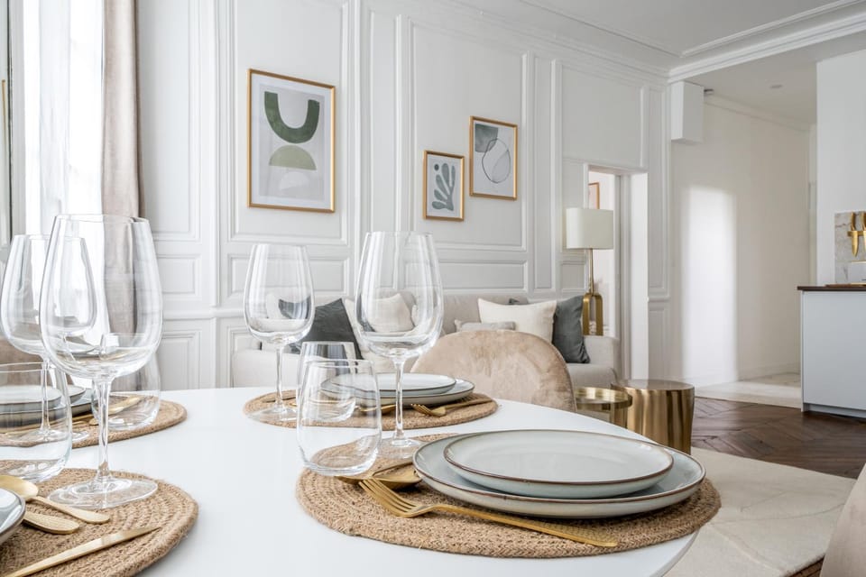 Living room, Seating area, Dining area, internet