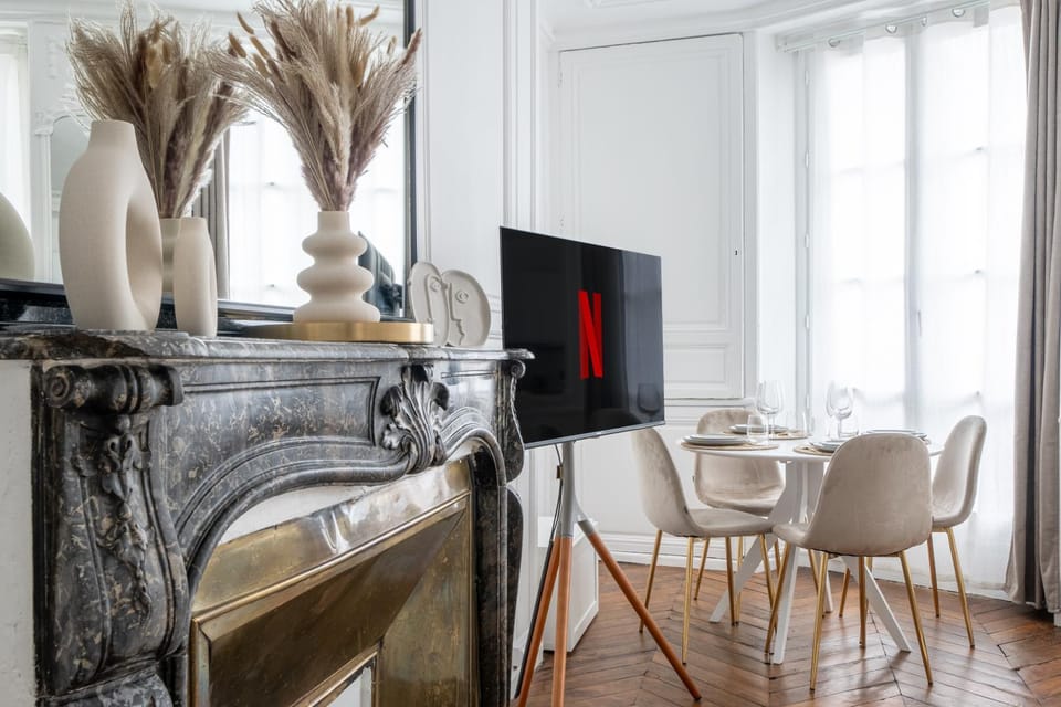 TV and multimedia, Living room, Decorative detail, Seating area, Dining area, internet