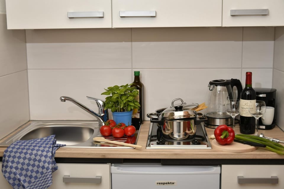 Kitchen or kitchenette, Kitchen or kitchenette