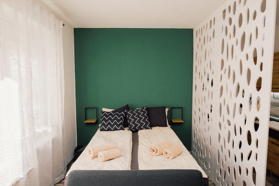 Bed, towels