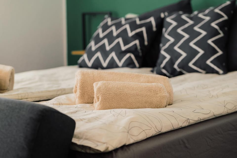 Bed, Bedroom, towels