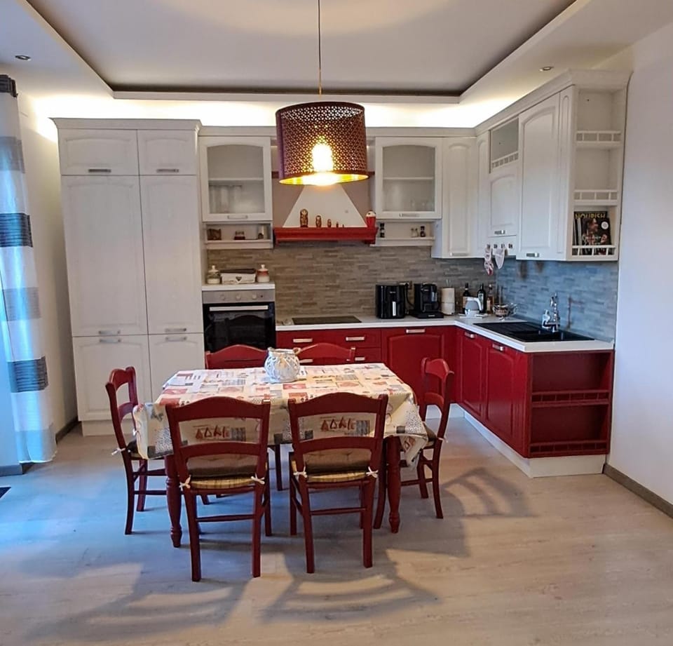 Kitchen or kitchenette, Dining area, dishwasher, oven, pet friendly, stove