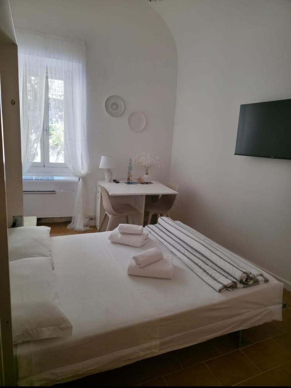 Bed, TV and multimedia, Photo of the whole room, Bedroom, hair dresser, towels