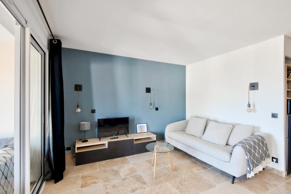 Bed, Living room, fireplace