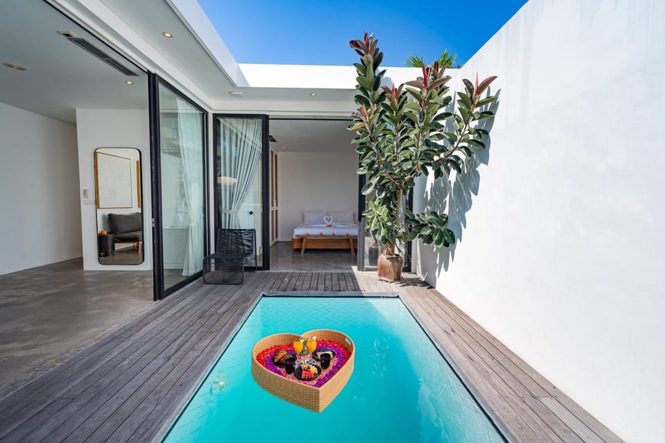 Patio, Pool view, Swimming pool, Swimming pool, sunbed