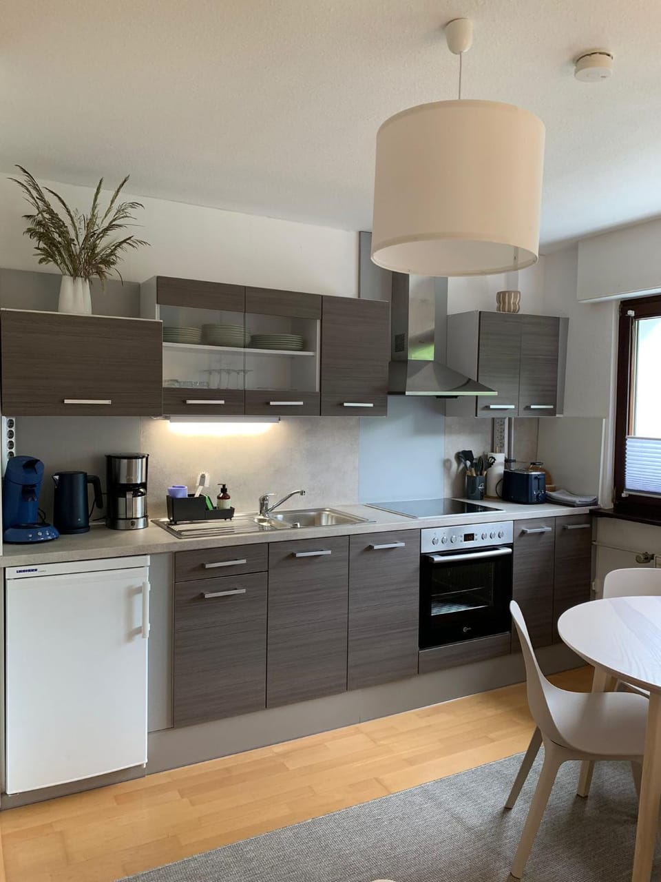 Coffee/tea facilities, Kitchen or kitchenette, Dining area, oven, stove, toaster