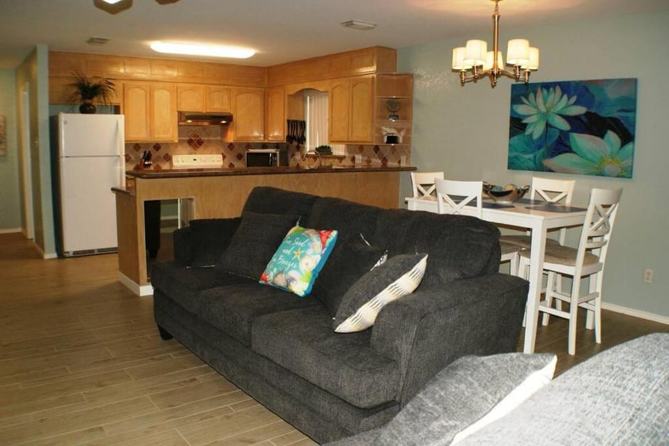 La Perla#2 Mid-island 2-3 minute walk to beach acc Apartment in South Padre Island