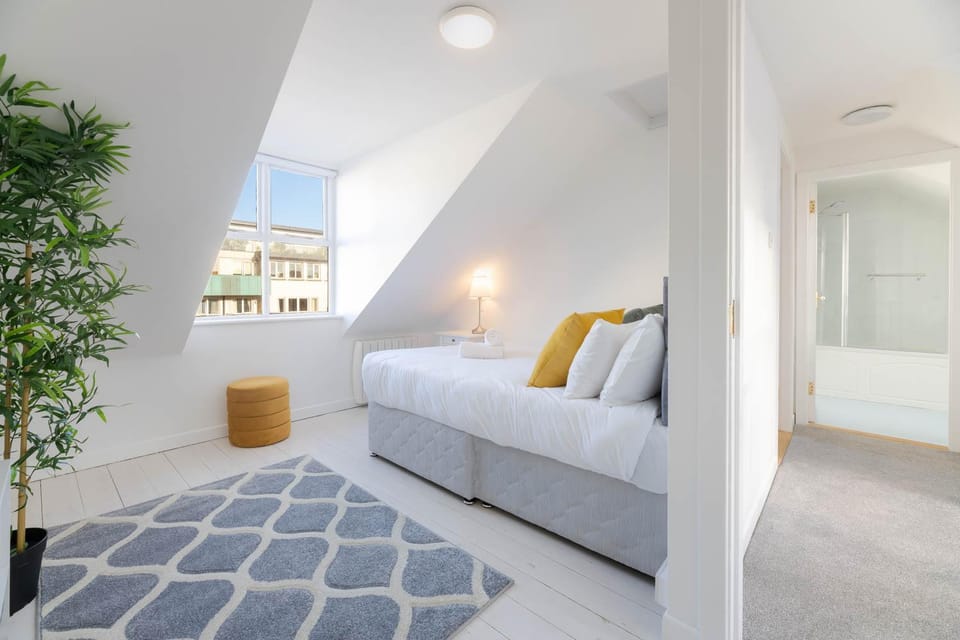Modern CANAL VIEW Home, in City Centre, Sleeps 8 Apartment in Galway