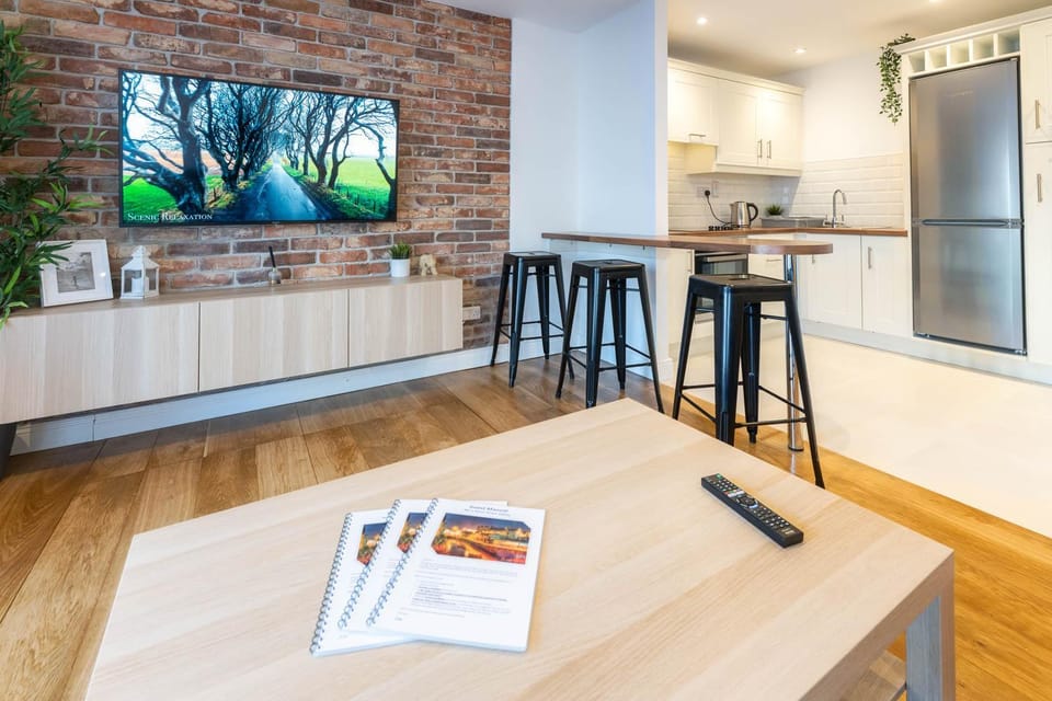 Modern CANAL VIEW Home, in City Centre, Sleeps 8 Apartment in Galway