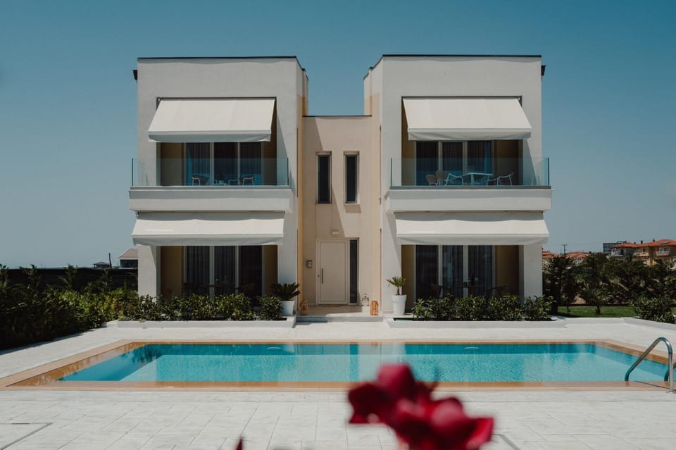 Property building, Day, Balcony/Terrace, Swimming pool