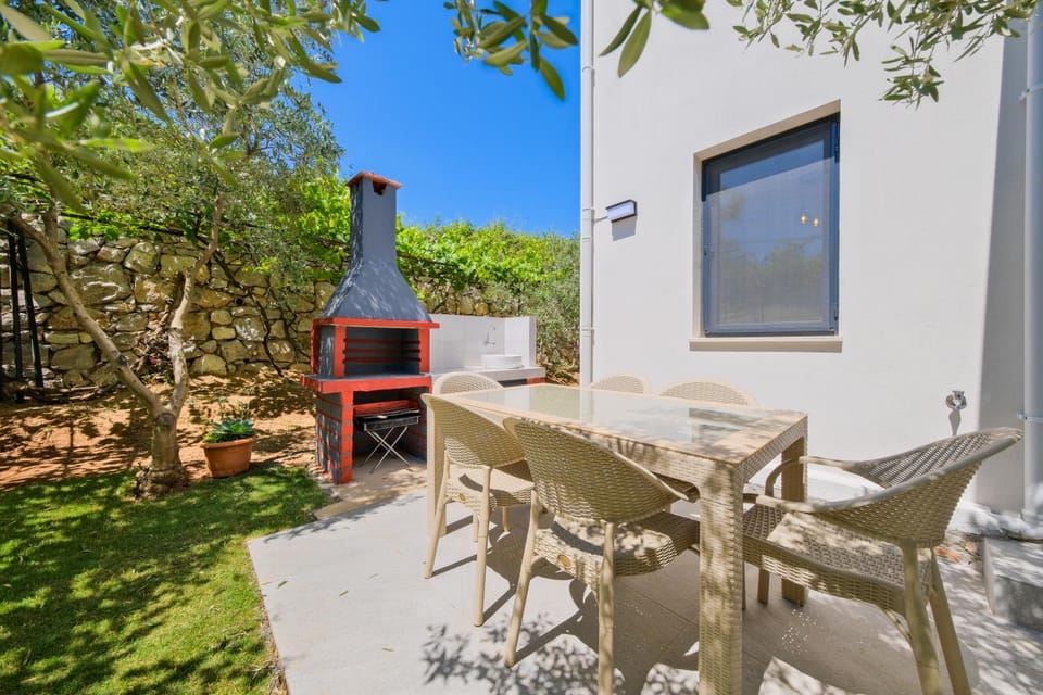 BBQ facilities, Dining area, Garden view