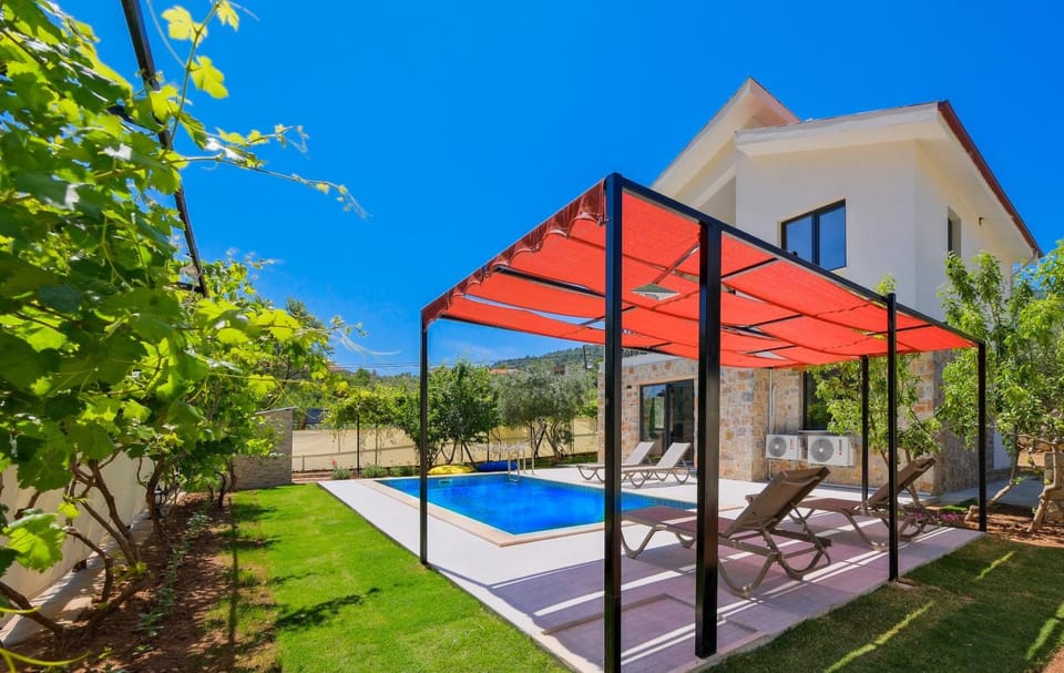 Property building, Patio, Day, Garden, Swimming pool, sunbed