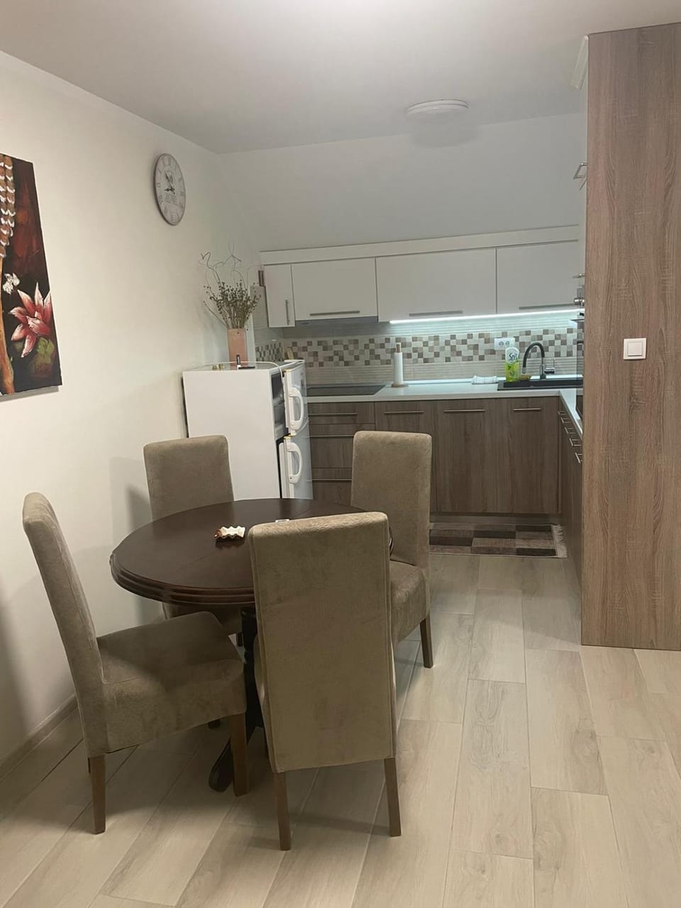 Kitchen or kitchenette, Dining area