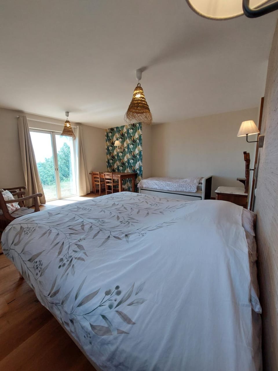 Bed, Photo of the whole room, Bedroom