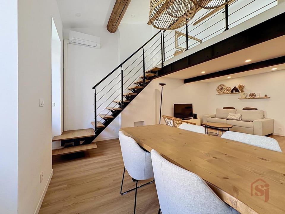 Living room, Seating area, air conditioner