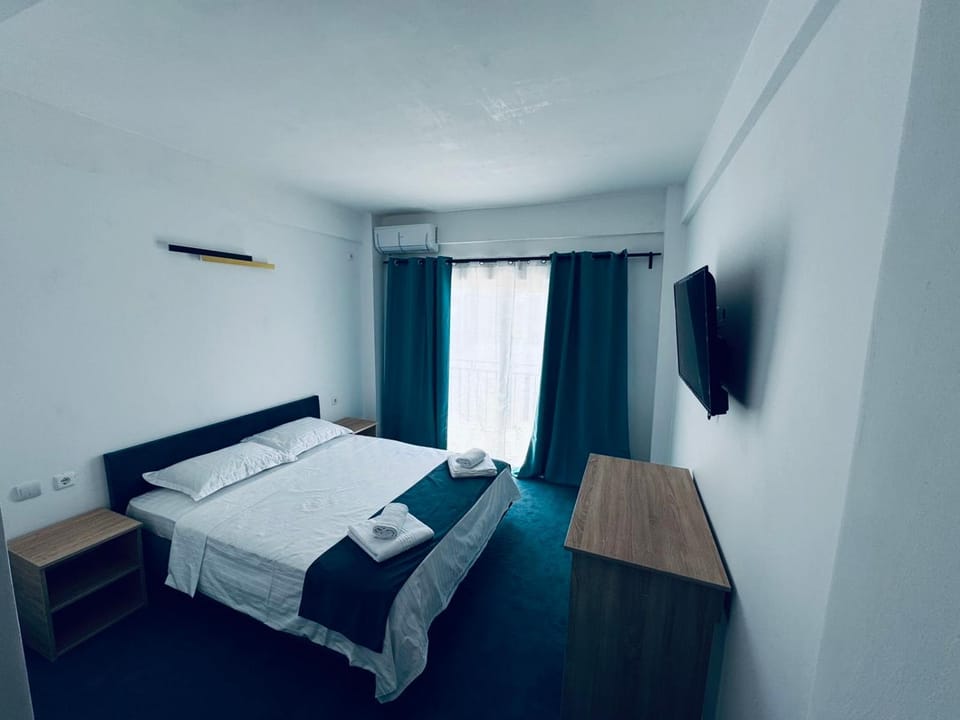 Bed, TV and multimedia, Bedroom, towels