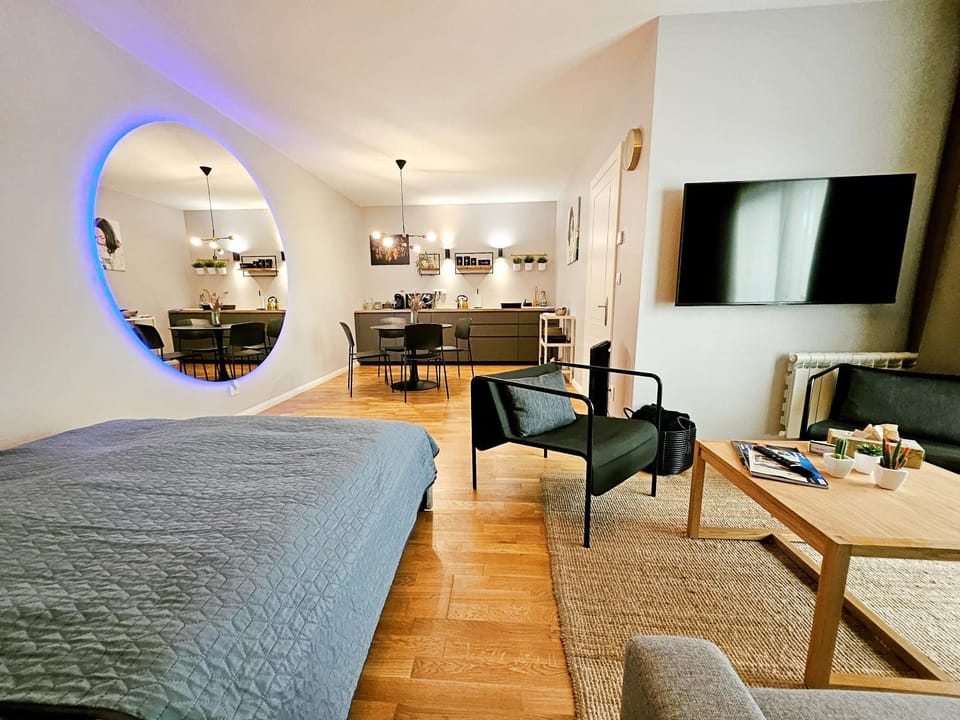 Bed, TV and multimedia, Living room, Seating area, Bedroom