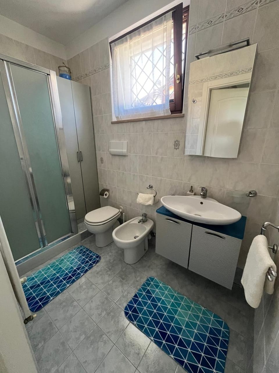 Shower, Toilet, Bathroom, bidet, towels