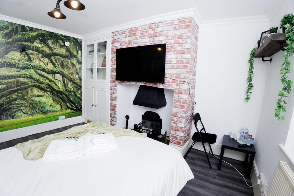 Bed, TV and multimedia, Photo of the whole room, Bedroom