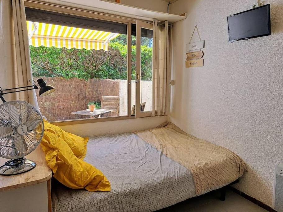 Bed, TV and multimedia, Photo of the whole room