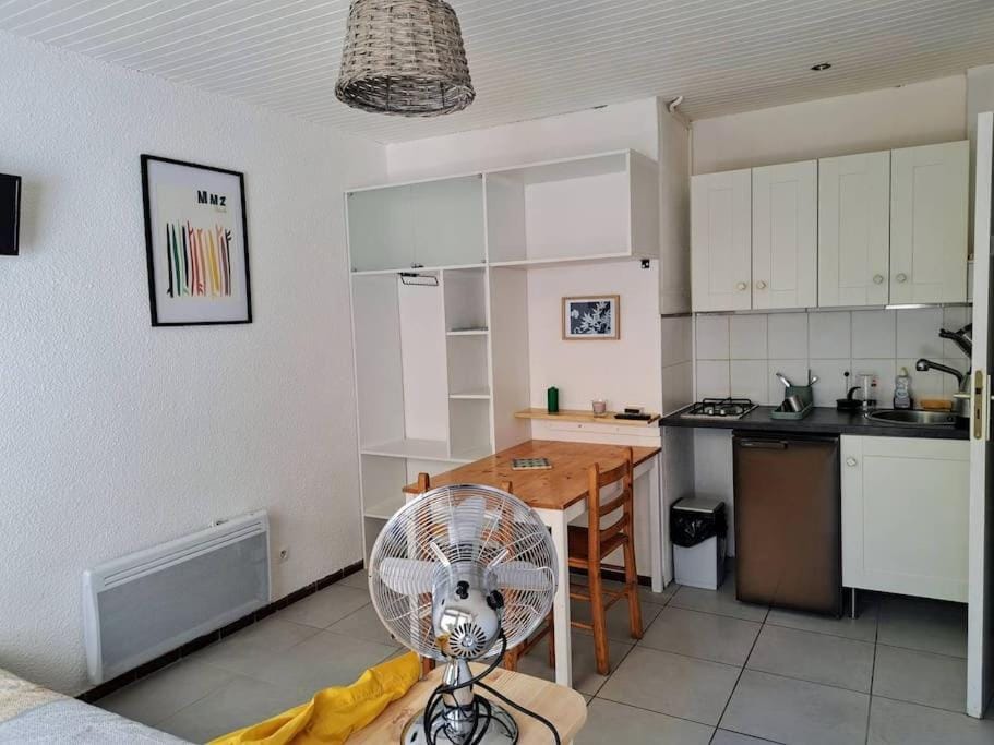 Kitchen or kitchenette, Dining area, stove
