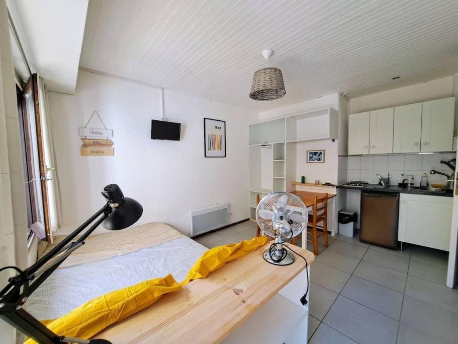 Bed, TV and multimedia, Kitchen or kitchenette, Photo of the whole room, Dining area, Bedroom