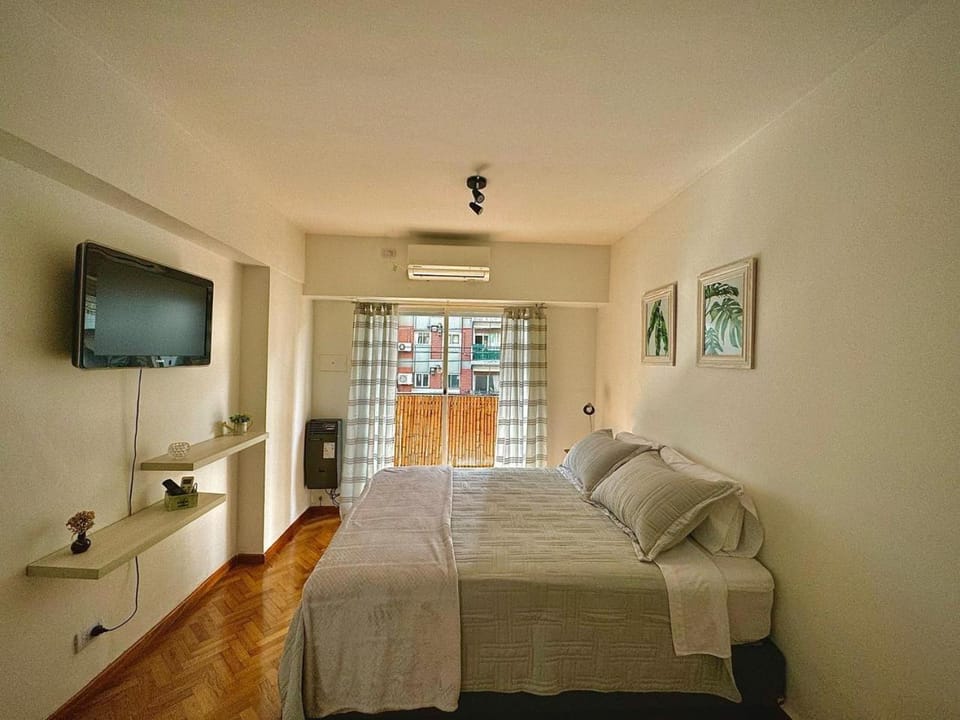 Bed, TV and multimedia, Photo of the whole room, Bedroom, air conditioner