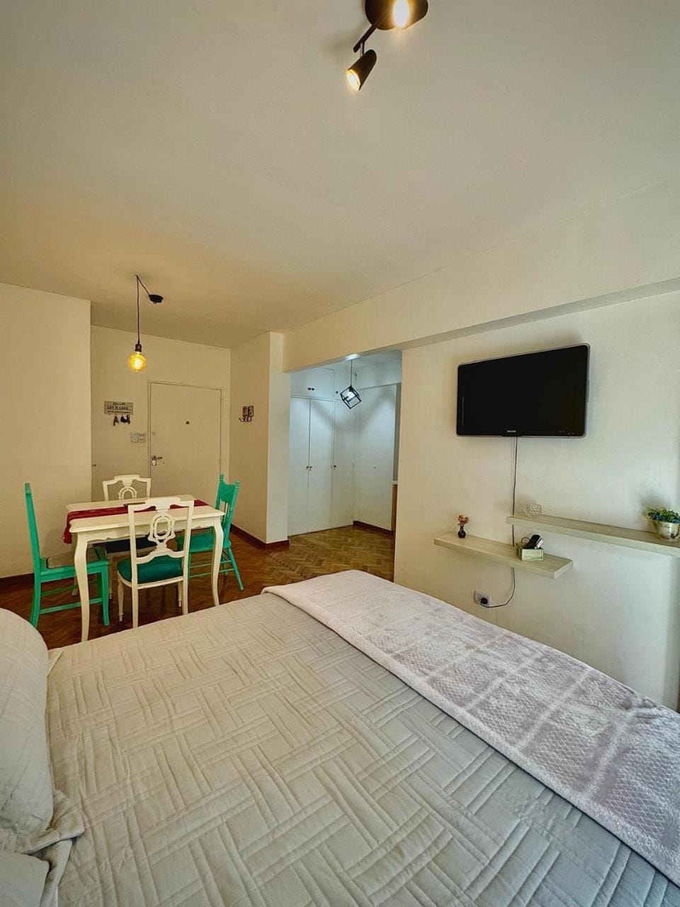 Communal lounge/ TV room, Bed, TV and multimedia, Living room, Photo of the whole room, Seating area, Dining area, Bedroom