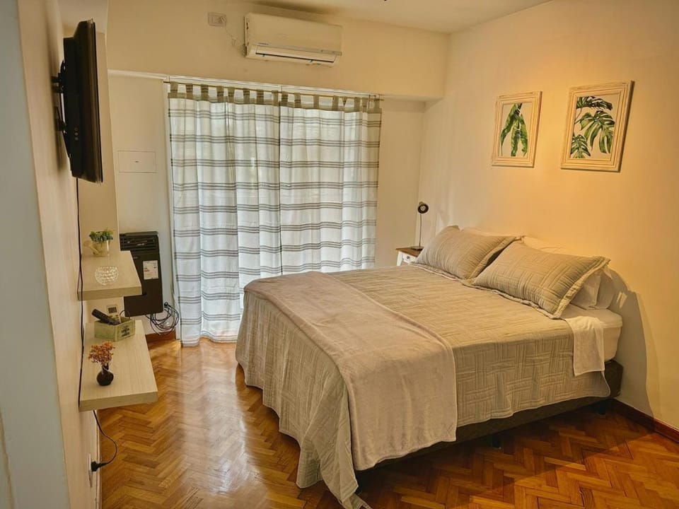 Bed, TV and multimedia, Photo of the whole room, Bedroom, air conditioner