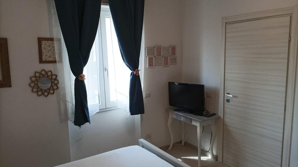Bed, TV and multimedia, Bedroom