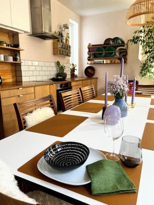 Kitchen or kitchenette, Dining area, stove