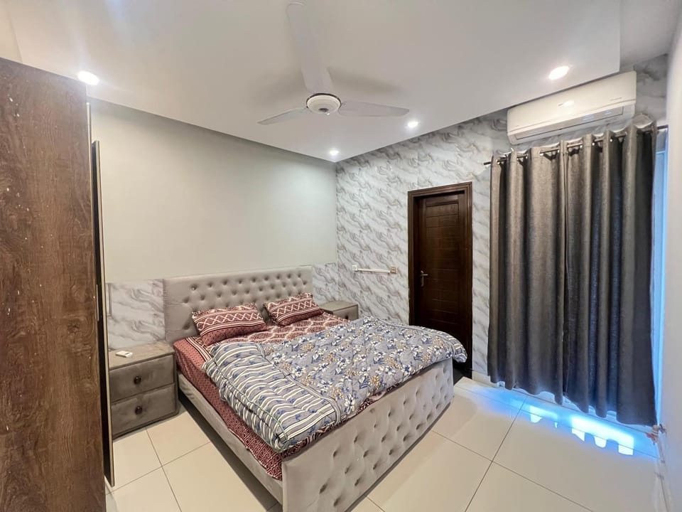 Comfort Hub Luxury 2BR Family Apartments, Fast WiFi , Smart TV Apartment in Islamabad