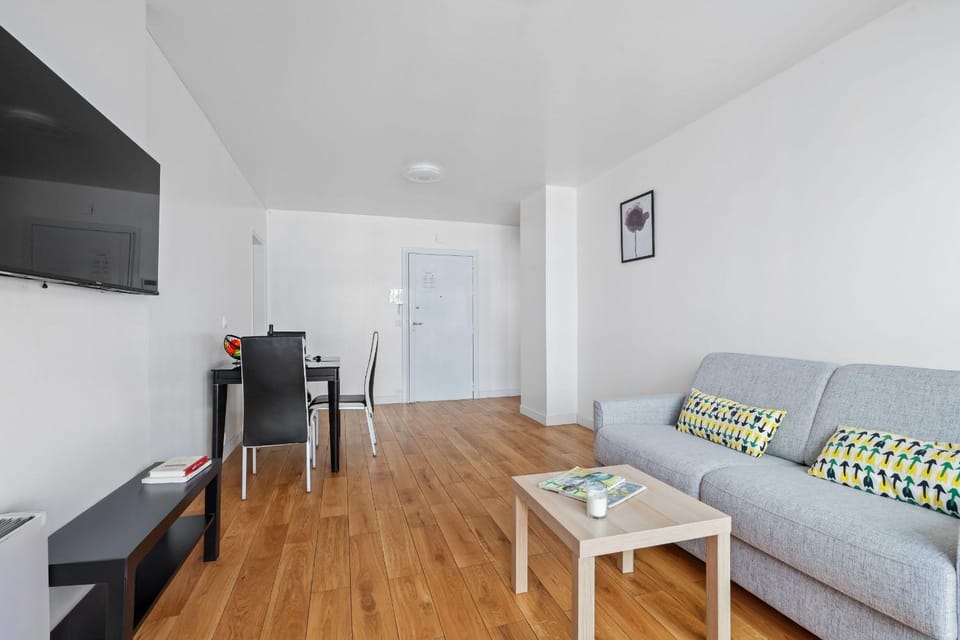 114 - Paris Appartement Rénové de Luxe pour 4 Personnes Apartment in Paris