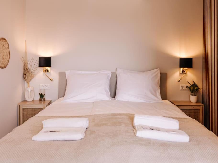 Bed, Bedroom, towels